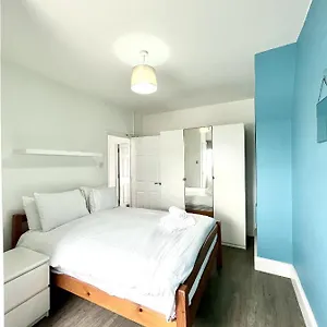 Modern 2 Bed Flat Close To Shoreditch / Free Wi-fi Apartment