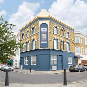 Spacious Modern 1-bed Near Victoria Park Apartment
